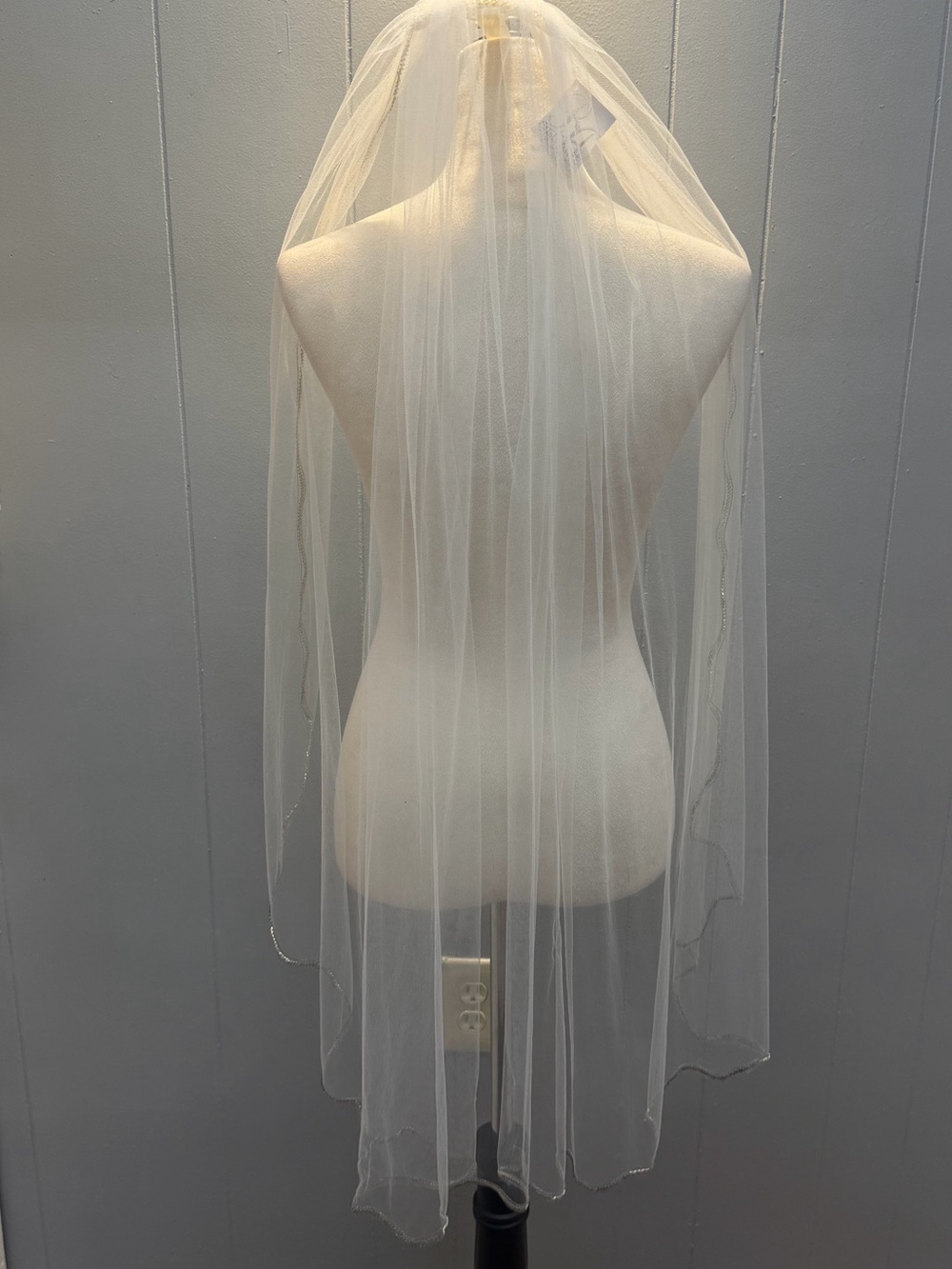 One-Tier Ivory Bridal Veil with Beaded Edge